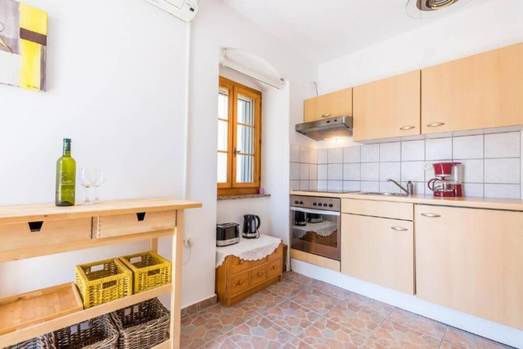 Tin 2 Lägenhet Vrbnik Exteriör bild
