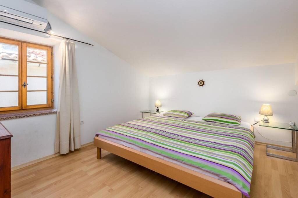 Tin 2 Lägenhet Vrbnik Exteriör bild
